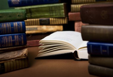 kitaplığındaki kitap açık