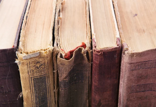 Старые книги в стопке — стоковое фото