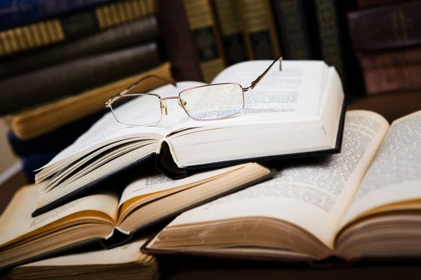 Livro aberto na Biblioteca — Fotografia de Stock