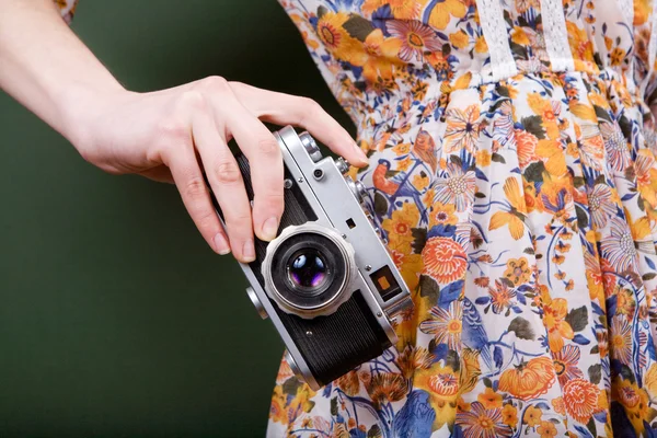 Vintage camera in hand — Stockfoto