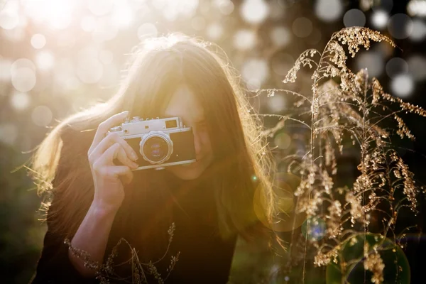 Kamera ile kız — Stok fotoğraf