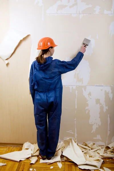 Worker removes old wallpaper — Stock Photo, Image