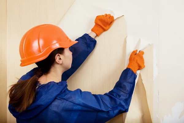 Werknemer verwijdert oude behang — Stockfoto