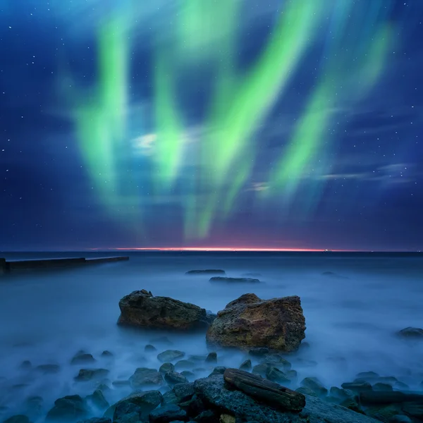 北极光在海 — 图库照片