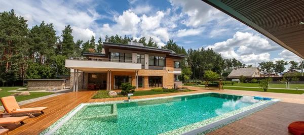 Casa com piscina na floresta — Fotografia de Stock