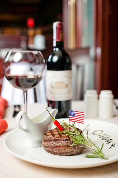 血色の良いステーキと赤ワイン — ストック写真