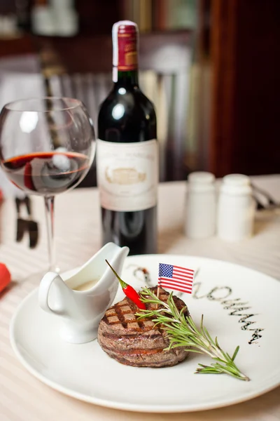 血色の良いステーキと赤ワイン — ストック写真