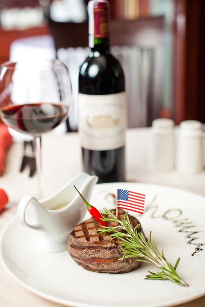Iyi pişmiş biftek ve kırmızı şarap — Stok fotoğraf