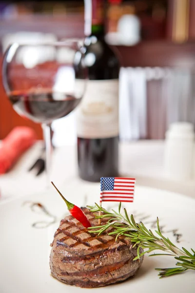 Filete Ruddy y vino tinto —  Fotos de Stock