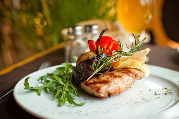 Nötstek med grillade grönsaker — Stockfoto