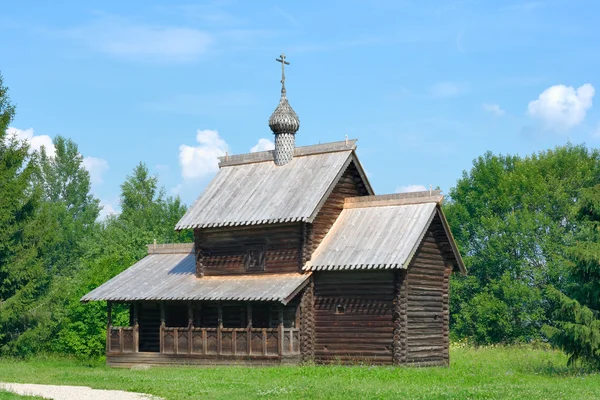 Starověké dřevěný kostel. — Stock fotografie