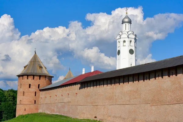 Zobrazit na opevnění, Metropolitní věž a belltower Novgorod — Stock fotografie