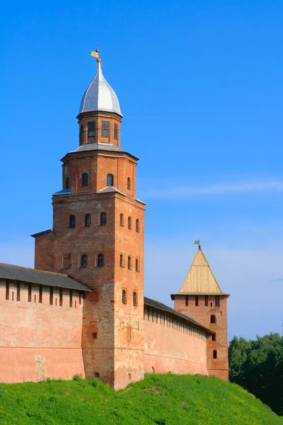 Zobrazit na opevnění a věž v Novgorodu — Stock fotografie