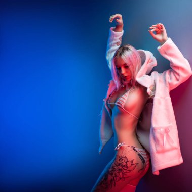 Güzel bir kapüşonlu seksi genç kız. Kulakları iç çamaşırlı, neon ışıklı.