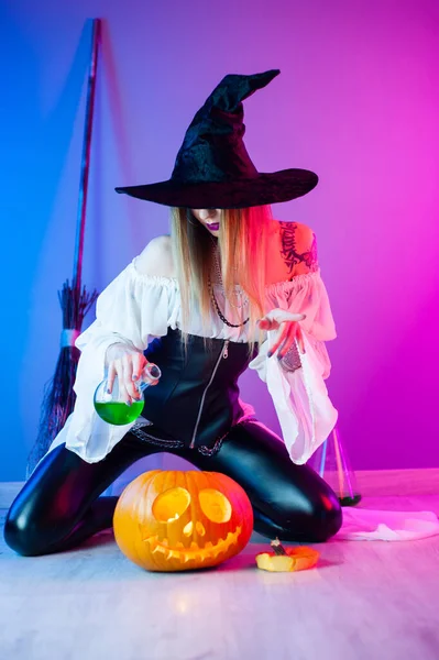 Menina Traje Bruxa Halloween Com Uma Vassoura Uma Abóbora Luz — Fotografia de Stock