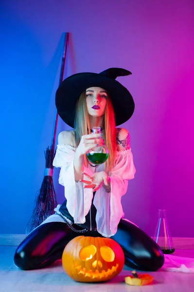 Muchacha Disfraz Bruja Para Halloween Con Escoba Calabaza Luz Neón —  Fotos de Stock