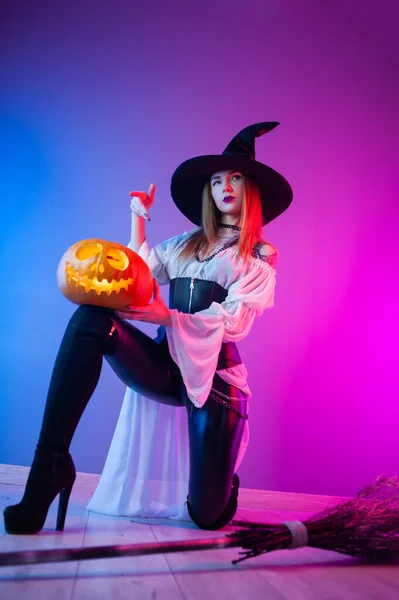 Dívka Kostýmu Čarodějnice Halloween Koštětem Dýní Neonovém Světle — Stock fotografie