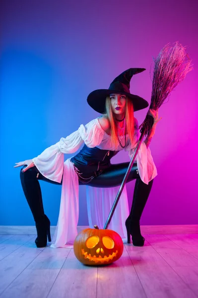 Ragazza Costume Strega Halloween Con Una Scopa Una Zucca Luce — Foto Stock