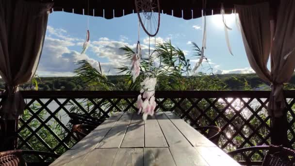 Acchiappasogni in un gazebo vicino al fiume — Video Stock