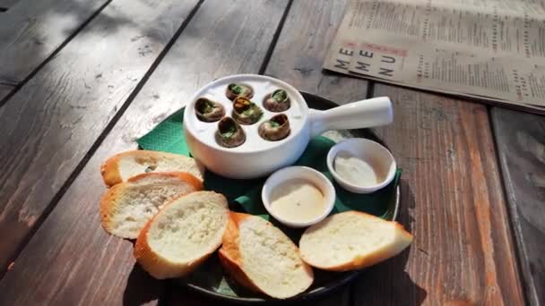 Mariscos de mariscos en un plato, listos para comer o cocinar — Vídeo de stock