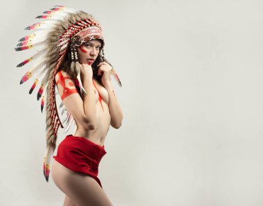 Amerikan yerlisi kılığındaki tüylü çıplak kadın.