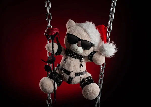 Regalo de Navidad un osito de peluche en un sombrero de Papá Noel con una rosa - un accesorio para los juegos BDSM de una tienda de sexo —  Fotos de Stock