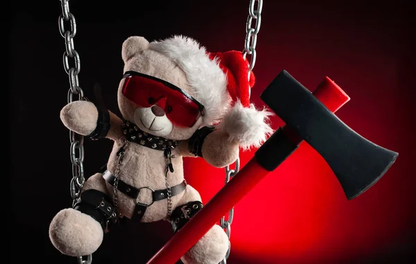 Noel hediyesi. Noel Baba şapkalı bir seks dükkanından BDSM oyuncak ayısı. — Stok fotoğraf