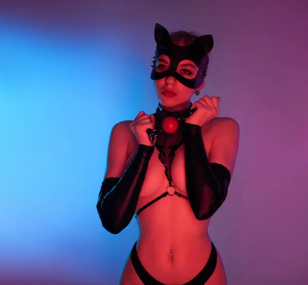 Mulher sexy em uma máscara de gato de couro com uma mordaça para brinquedos sexuais bdsm — Fotografia de Stock