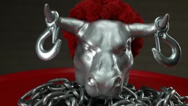 Statyett av ett tjurhuvud med transportkrokar på horn och en metallkedja — Stockvideo
