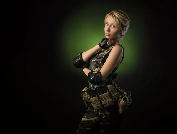 Karanlık bir geçmişi olan, askeri kıyafetli mütevazı bir kız. — Stok fotoğraf