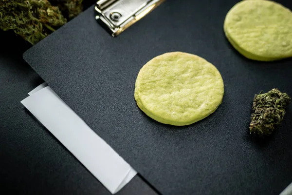 Marihuanové sušenky na tmavém pozadí — Stock fotografie