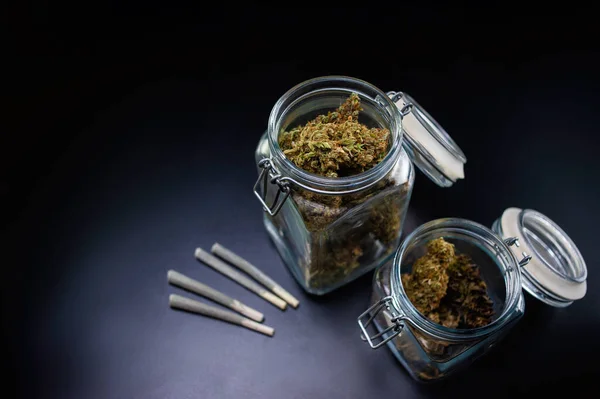 Suchá marihuana ve sklenici a džemech — Stock fotografie