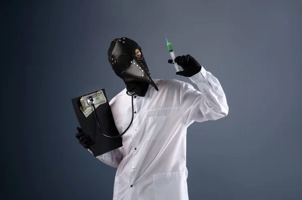 Médico en una bata, en una máscara de los médicos de la peste, está vacunando — Foto de Stock