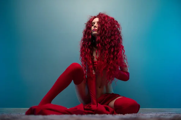 Chica desnuda con hermosos afrolocks voluminosos posa sexualmente en guantes rojos y medias rojas — Foto de Stock