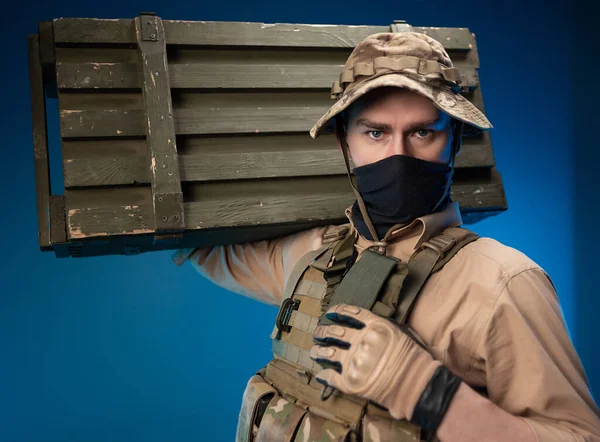 군복을 입고 어깨에 탄약 상자를 메고 있는 군인 — 스톡 사진