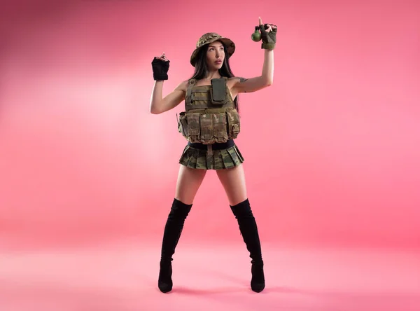 Chica sexy en ropa militar y chaleco antibalas posando con granadas —  Fotos de Stock