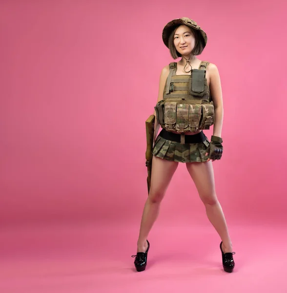 Sexy mujer asiática en ropa militar con un rifle automático en sus manos mientras sirve en el ejército — Foto de Stock