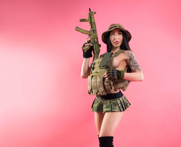 Chica morena sexy en ropa militar y armadura corporal con armas — Foto de Stock