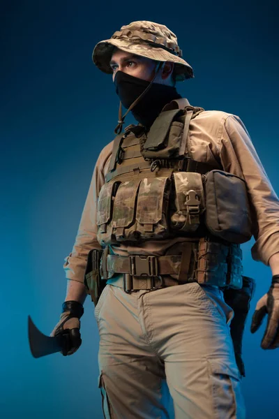 Un soldado militar vestido con un machete en la mano — Foto de Stock