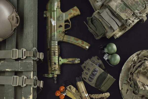 Munição militar vista superior de uma caixa de granada, rifle, granadas, colete à prova de balas, capacete e outros itens táticos — Fotografia de Stock