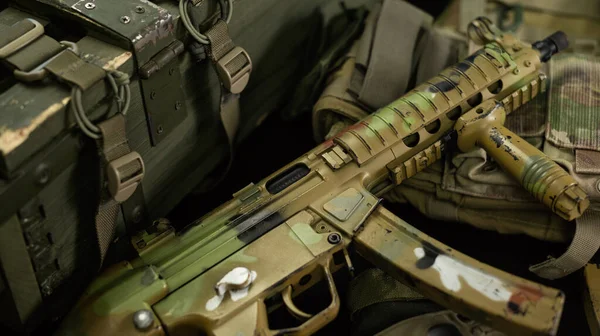 Fusil automático mp5 junto a la caja de municiones y otros accesorios militares —  Fotos de Stock