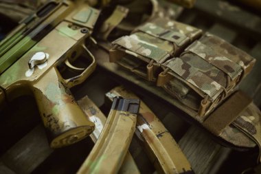 mp5 otomatik tüfek mühimmat kutusu ve diğer askeri aksesuarların yanında.