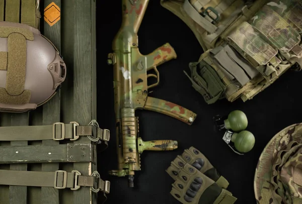 Katonai lőszer felülnézet egy gránátdoboz, puska, gránát, golyóálló mellény, sisak és egyéb taktikai eszközök — Stock Fotó
