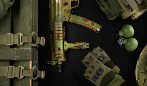 Munição militar vista superior de uma caixa de granada, rifle, granadas, colete à prova de balas, capacete e outros itens táticos — Fotografia de Stock