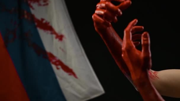 Кровавые руки танцуют на фоне российского флага в крови — стоковое видео