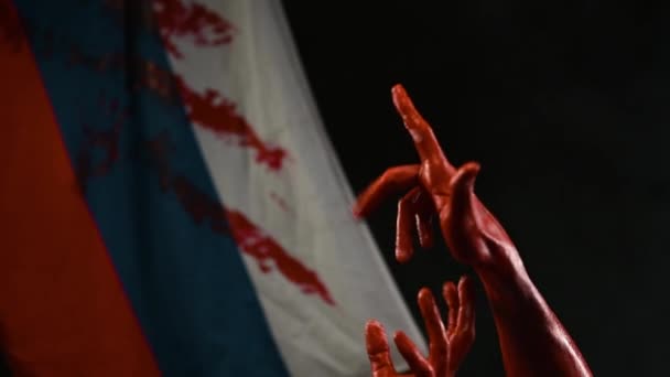 Kanlı eller, Rus bayrağının arka planında kanla dans ediyor. — Stok video