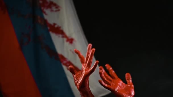 Blutige Hände tanzen vor dem Hintergrund der russischen Flagge in Blut — Stockvideo