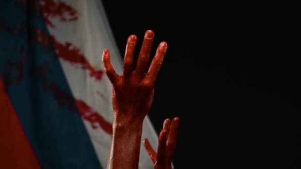 Kanlı eller, Rus bayrağının arka planında kanla dans ediyor. — Stok video
