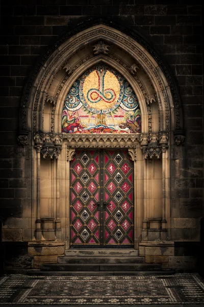 Puerta de entrada de la iglesia de San Pedro y Pablo en Praga — Foto de Stock