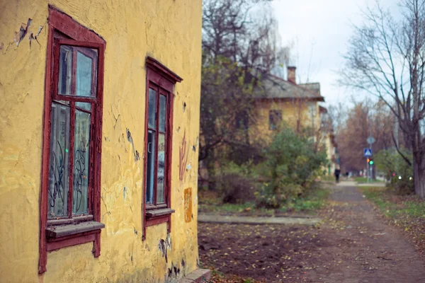 Dwa okna zamknięte, stary dom, jesienią — Zdjęcie stockowe